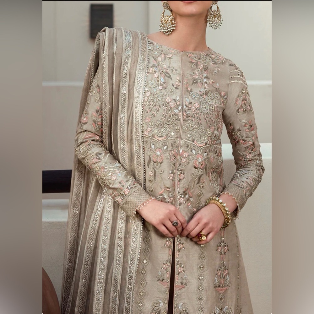 Elegant Embroidered Beige gold Dress Faiza Saqlain - Picture 3 of 12